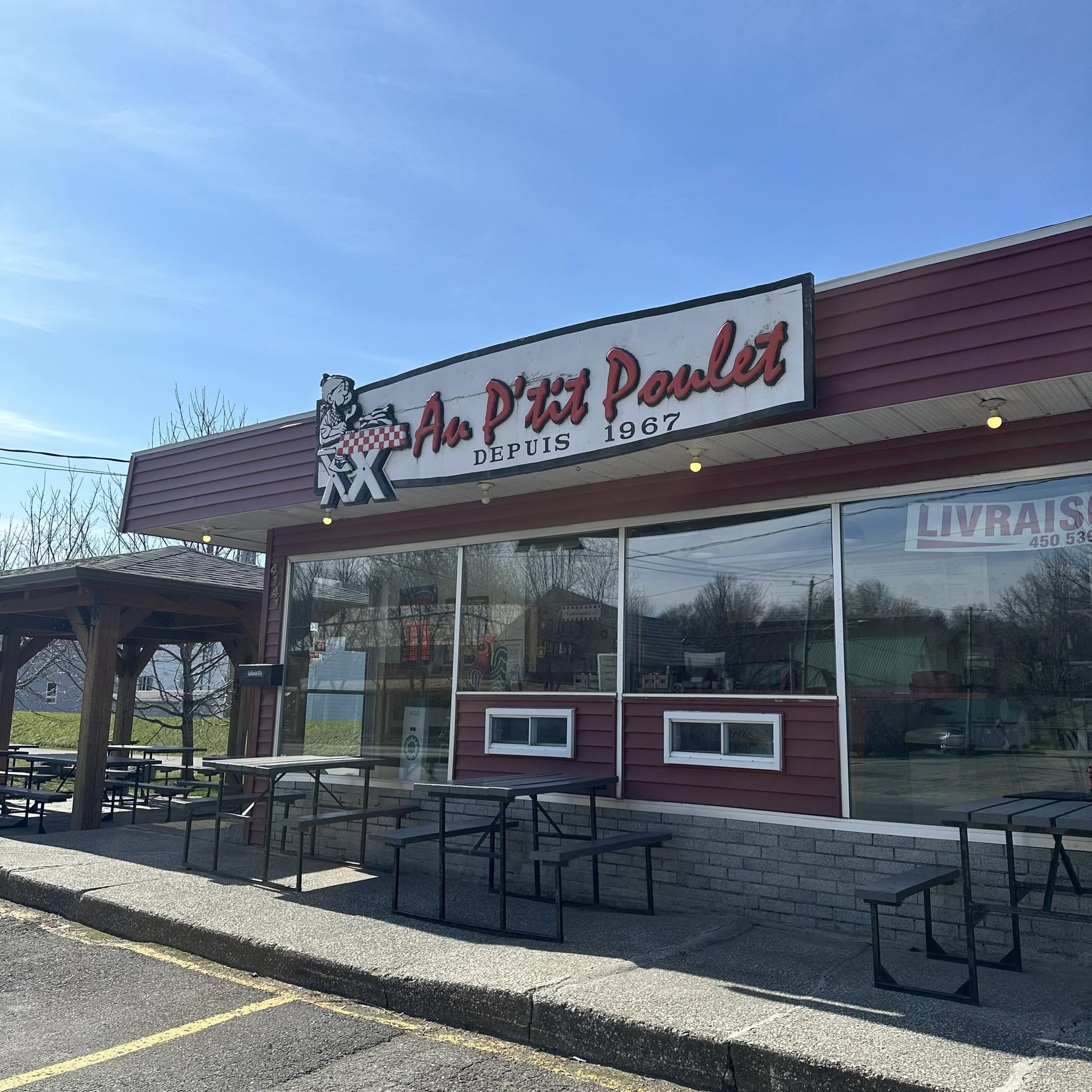 Extérieur de la rôtisserie Au P'tit Poulet à Waterloo